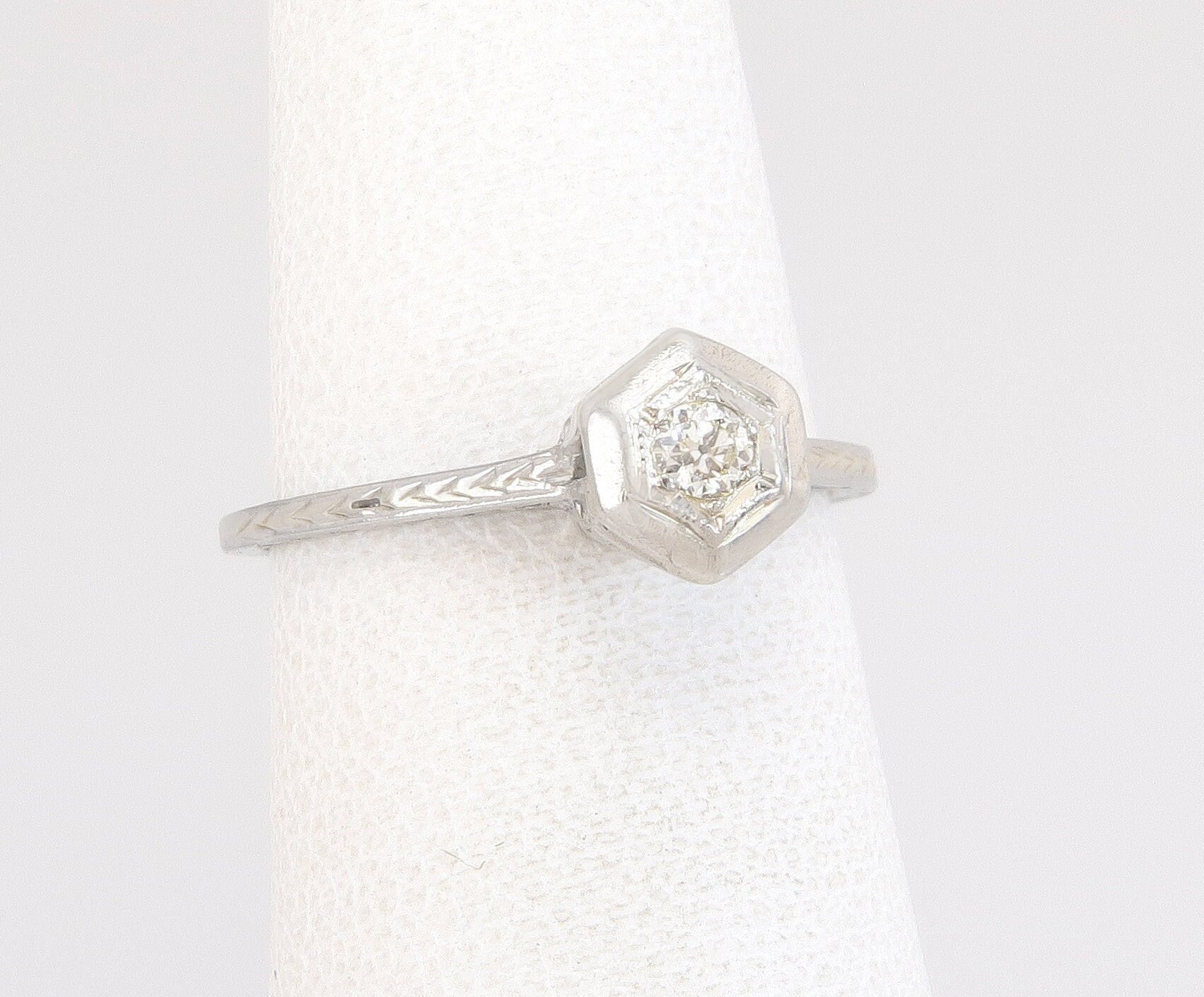 Antike 18K Weißgold .05Ct Echter Diamant Art-Deco-Verlobungsring Größe 4, 75 von EstateAntiqueJewelry