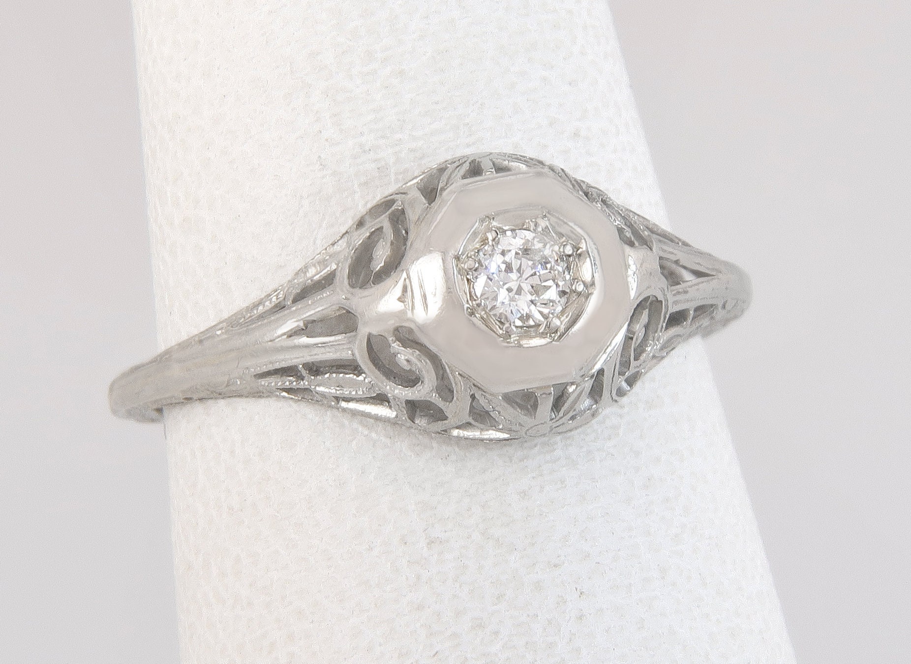 Antike 18K Weißgold .07Ct Echter Diamant Solitär Verlobungsring Größe 6, 5 von EstateAntiqueJewelry