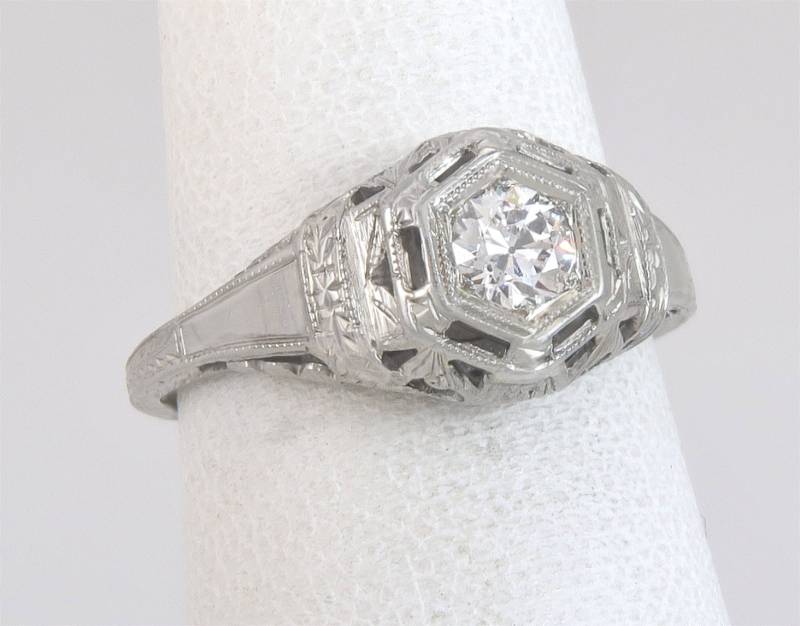 Antike 18K Weißgold .18 Karat Diamant Filigrane Art-Deco-Verlobungsring Größe 5, 5 von EstateAntiqueJewelry