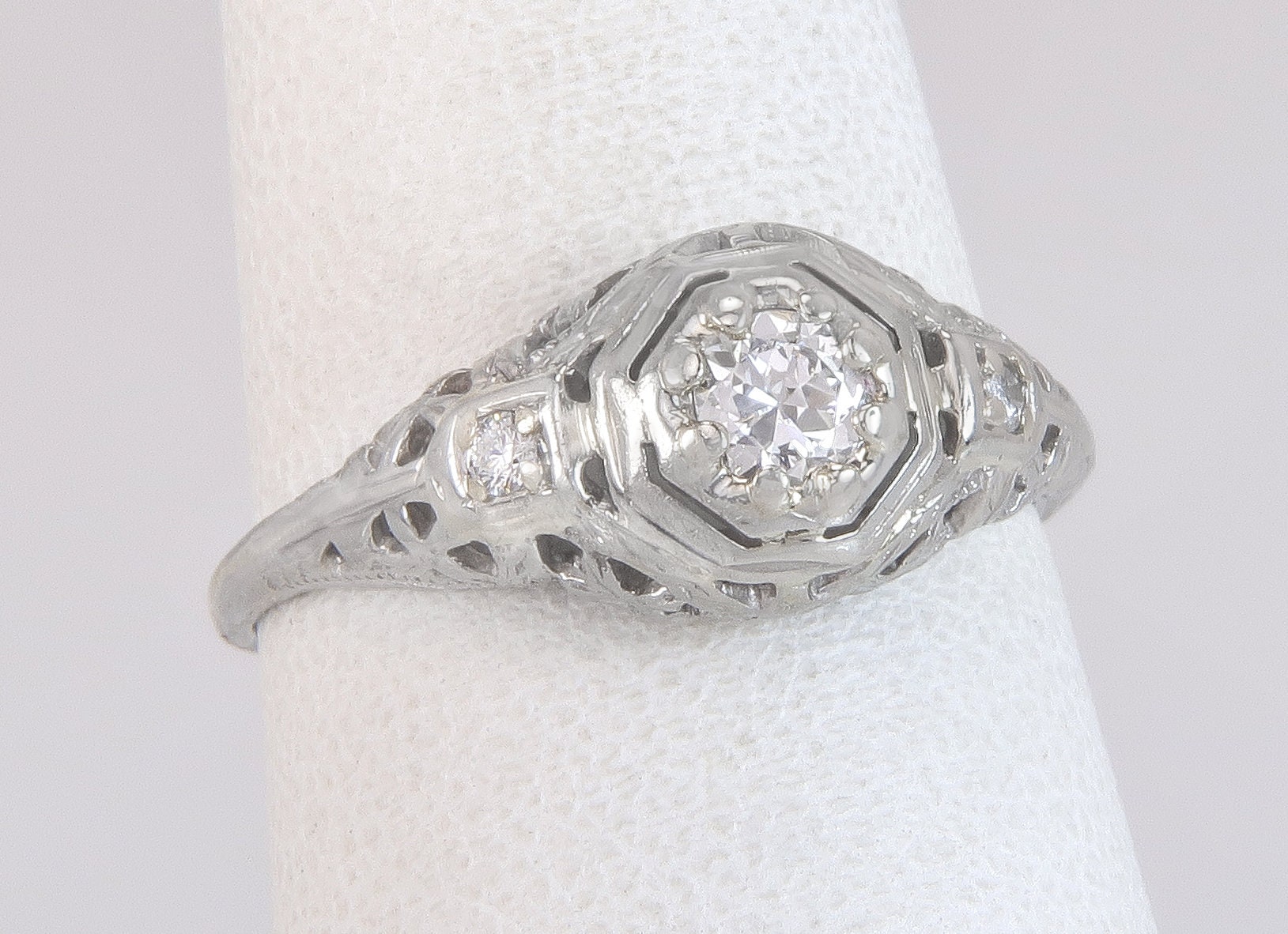 Antike 18K Weißgold .32Ct Echter Diamant Art-Deco-Verlobungsring Größe 7, 5 von EstateAntiqueJewelry
