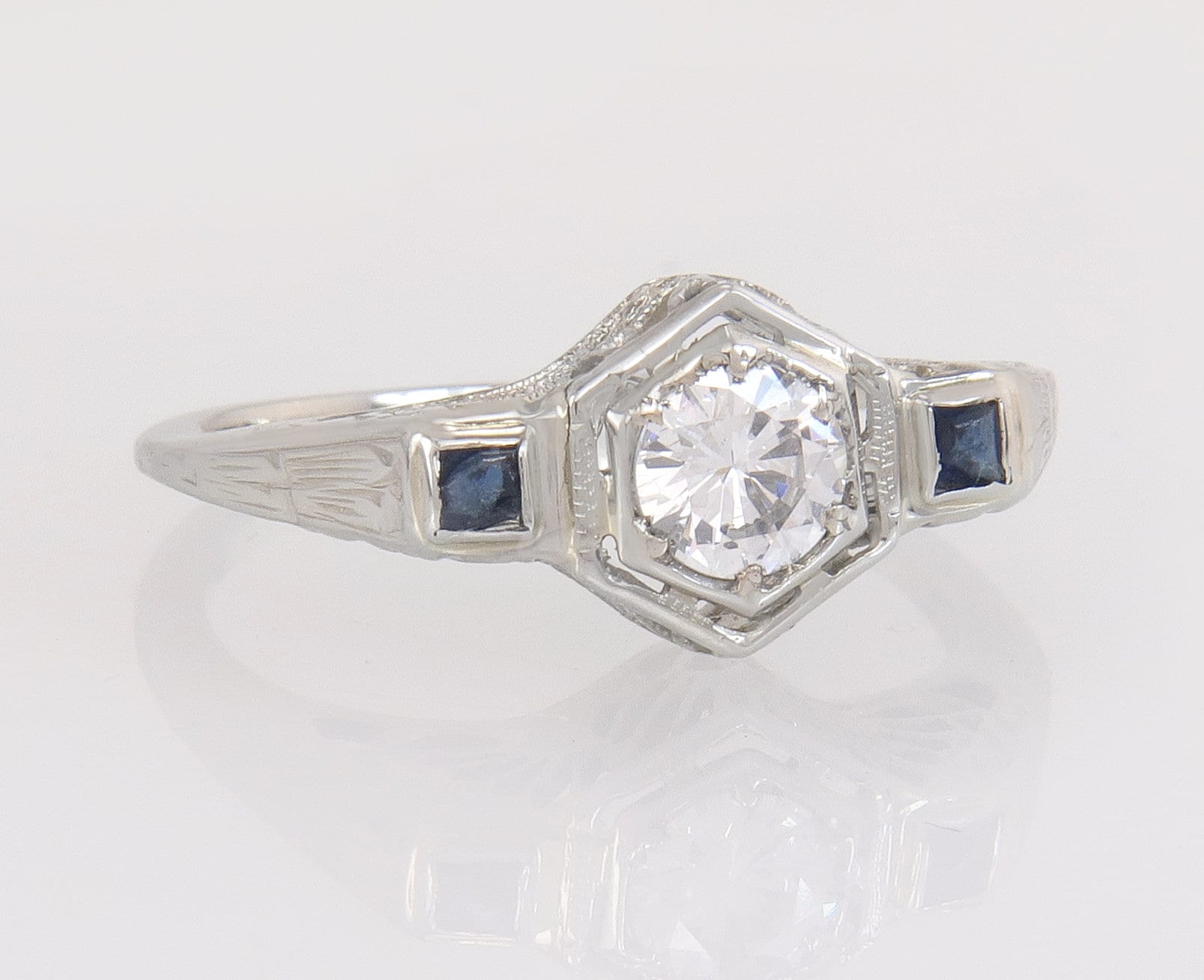 Antike 18K Weißgold .45Ct Diamant Saphir Art Deco Verlobungsring Größe 5, 5 von EstateAntiqueJewelry