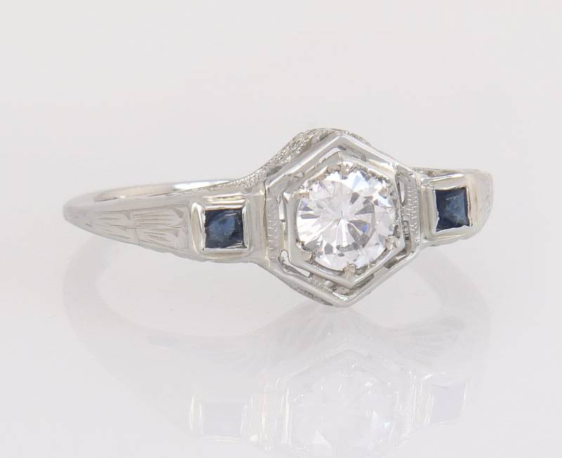 Antike 18K Weißgold .45Ct Diamant Saphir Art Deco Verlobungsring Größe 5, 5 von EstateAntiqueJewelry