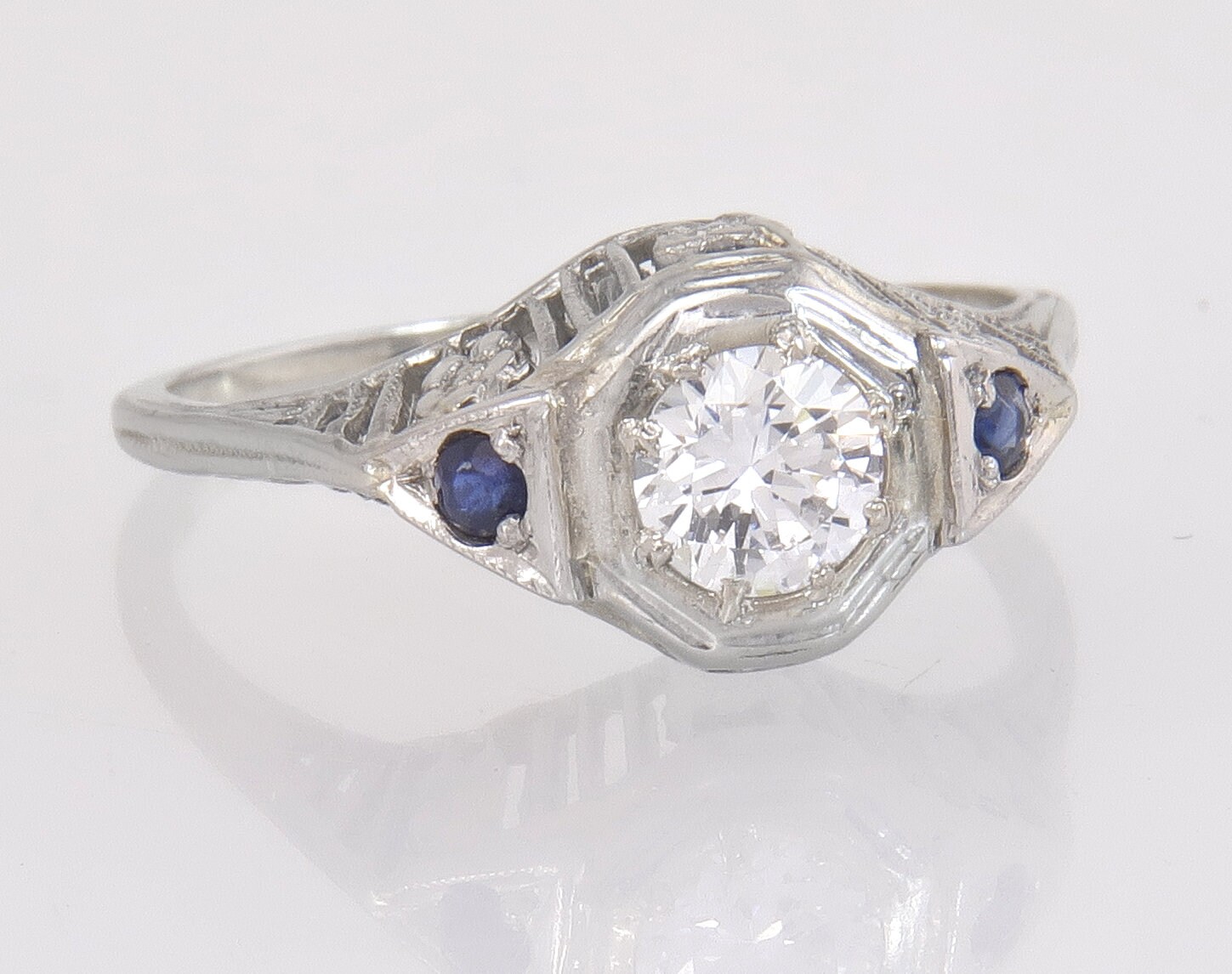 Antike 18K Weißgold .45Ct Diamant Saphir Art Deco Verlobungsring Größe 6, 5 von EstateAntiqueJewelry