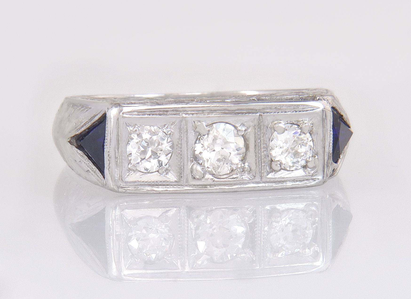 Antike 18K Weißgold .56Ct Echter Diamant & Saphir Band Herrenring Sz 7.5 von EstateAntiqueJewelry
