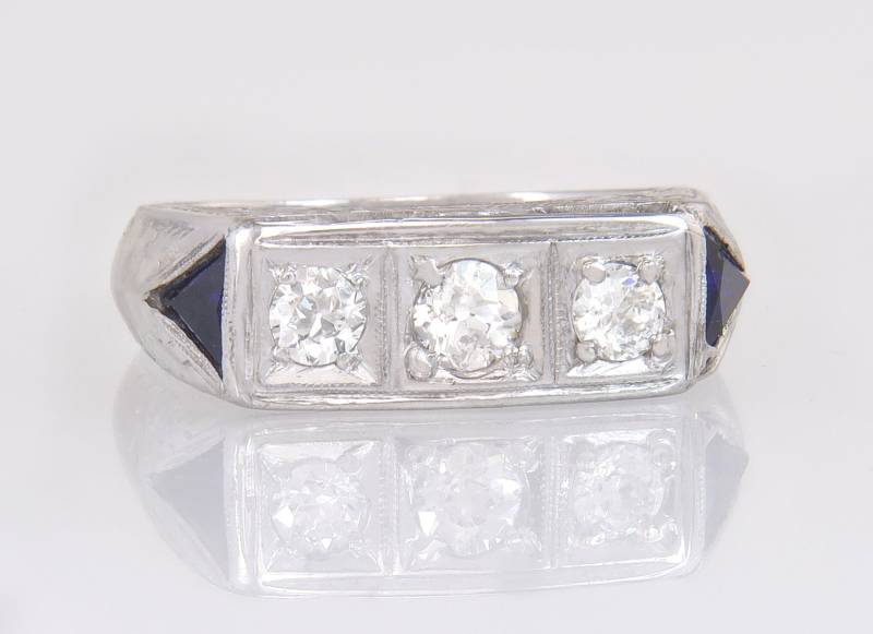 Antike 18K Weißgold .56Ct Echter Diamant & Saphir Band Herrenring Sz 7.5 von EstateAntiqueJewelry