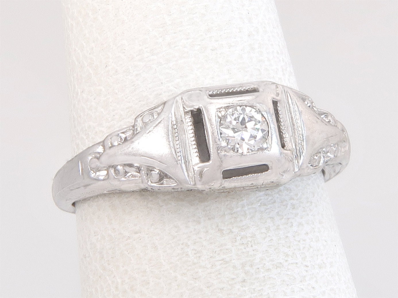 Antike Art-Deco .10Ct Echter Diamant 18K Weißgold Verlobungsring Größe 5, 5 von EstateAntiqueJewelry