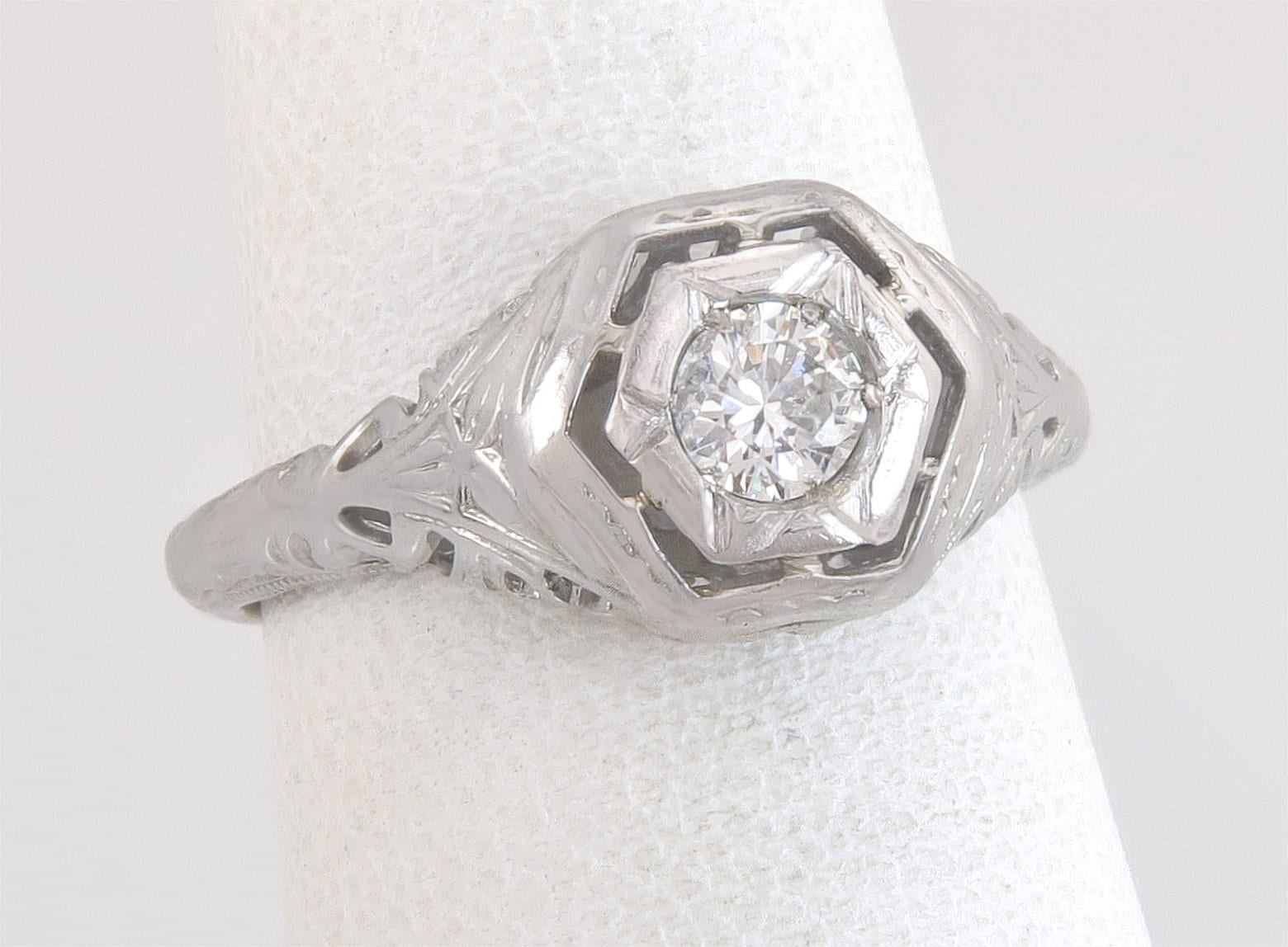 Antike Art-Deco-18K Weißgold .20Ct Echten Diamant-Verlobungsring Größe 5, 5 von EstateAntiqueJewelry