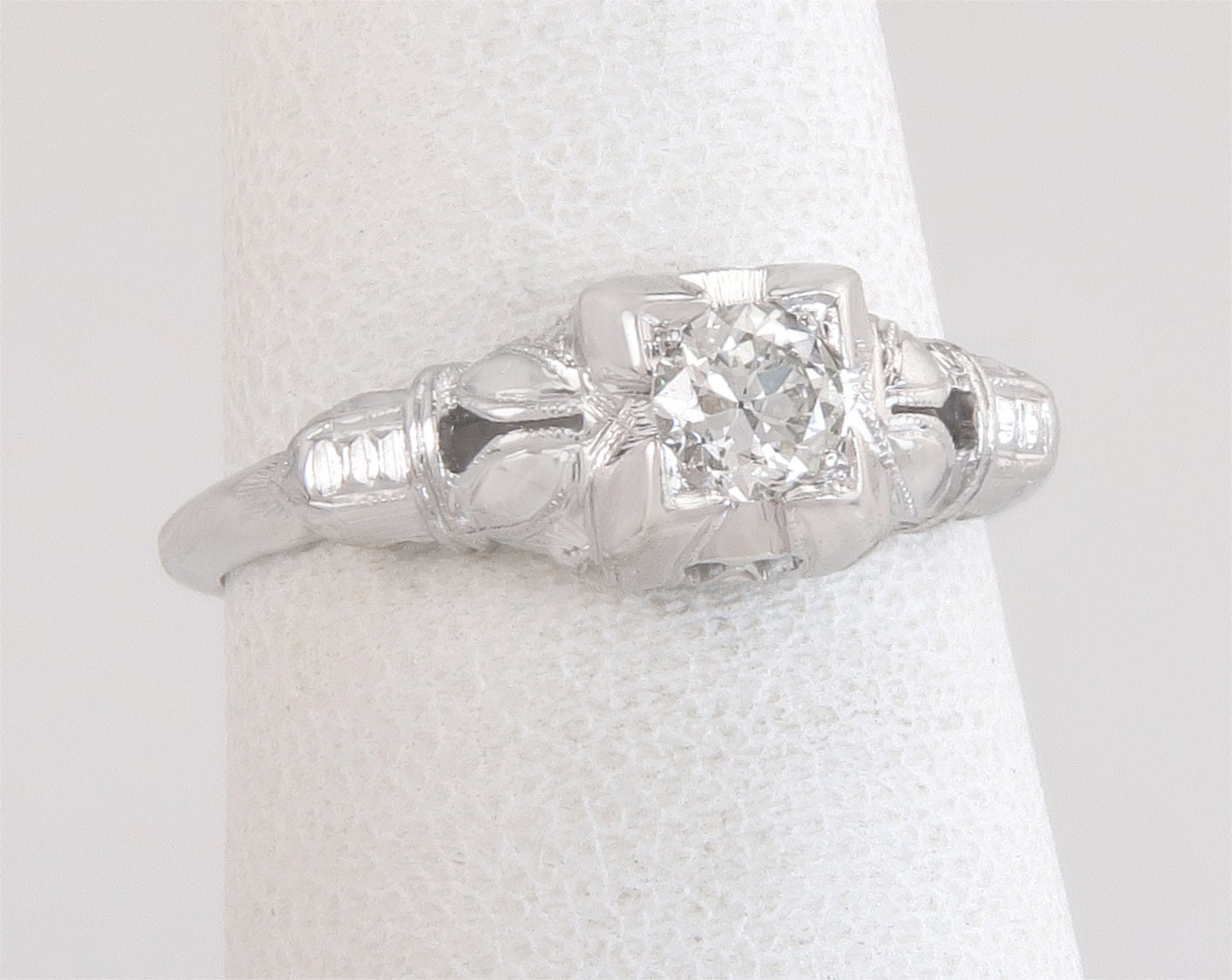 Antike Art-Deco.17Ct Echter Diamant 18K Weißgold-Verlobungsring Größe 5, 75 von EstateAntiqueJewelry