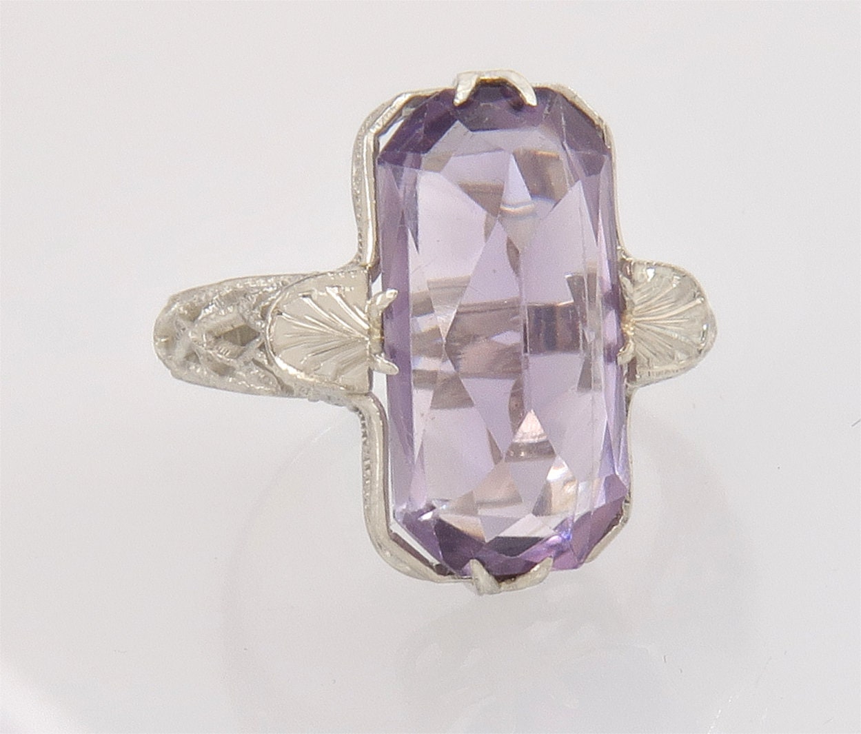 Antike Filigrane 14K Weißgold 4.00Ct Amethyst Art Deco Dinner Ring Größe 4, 5 von EstateAntiqueJewelry