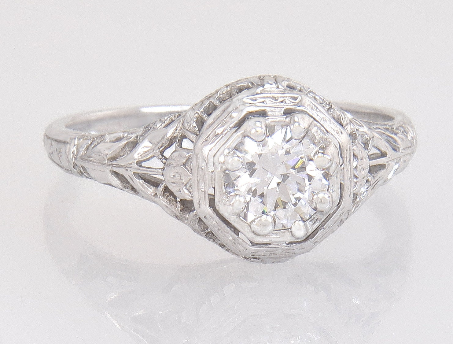 Antike Gia Zertifizierte E Vs2 .56Ct Diamant 18K Weißgold Deco Verlobungsring von EstateAntiqueJewelry