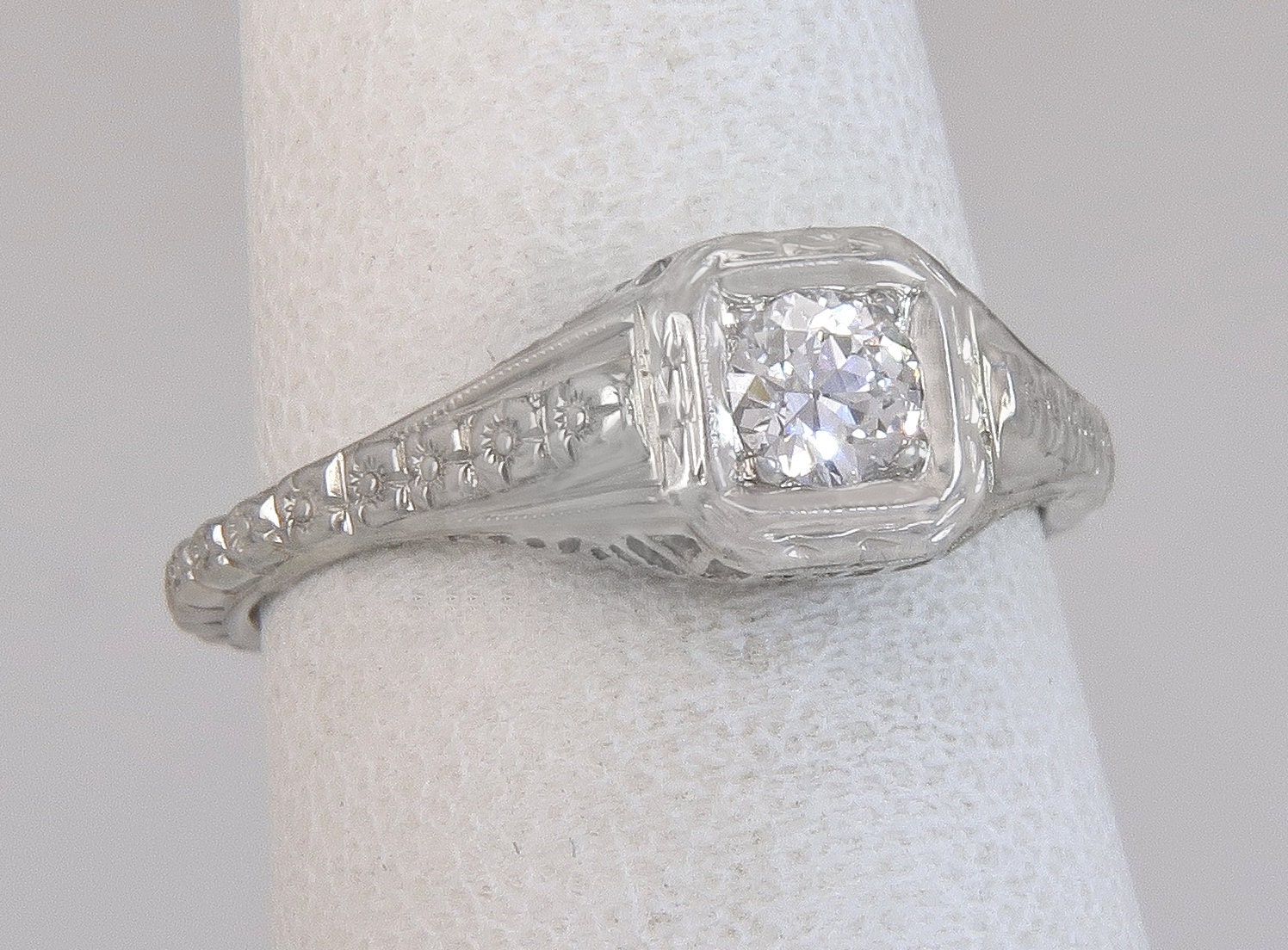 Antike Weiße Rose 18K Gold .14Ct Echte Diamant Blumen Art Deco Ring Sz 5, 75 von EstateAntiqueJewelry