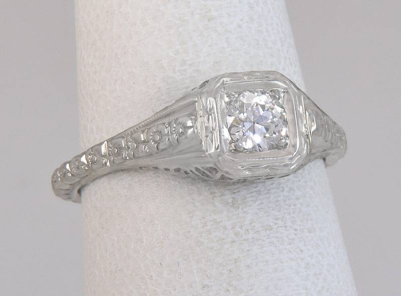 Antike Weiße Rose 18K Gold .14Ct Echte Diamant Blumen Art Deco Ring Sz 5, 75 von EstateAntiqueJewelry