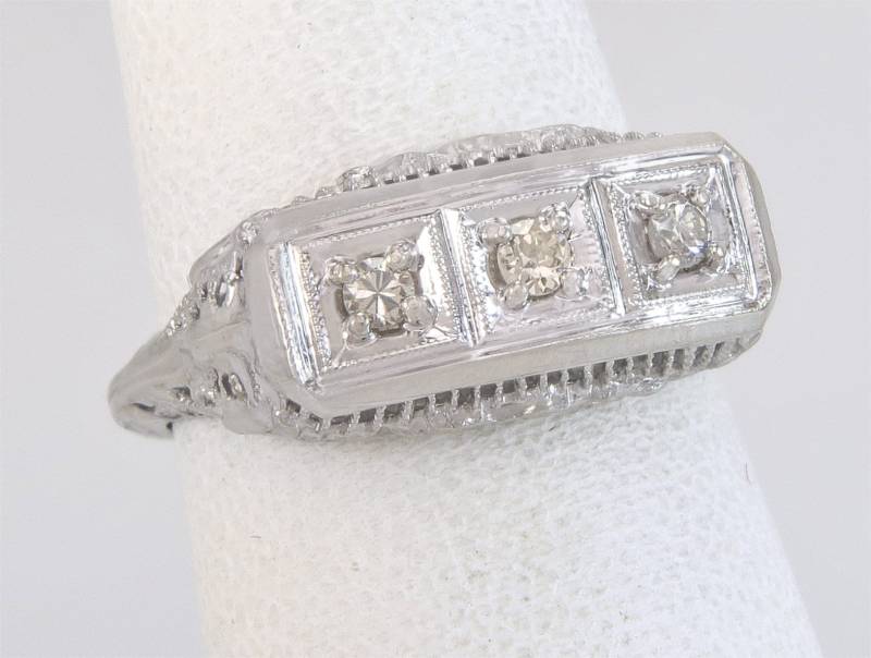 Antiker .15Ct Champagne Diamant 14K Weißgold-Art-Deco-Drei-stein-Ring Sz 6, 25 von EstateAntiqueJewelry