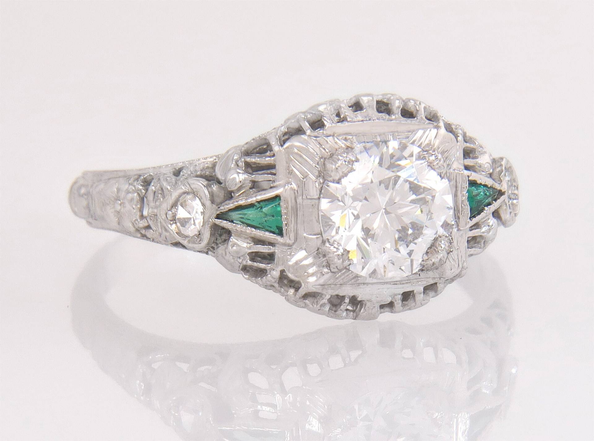 Antiker .89Ct Zertifizierter Gia Diamant & Smaragd 18K Gold Art Deco Verlobungsring von EstateAntiqueJewelry