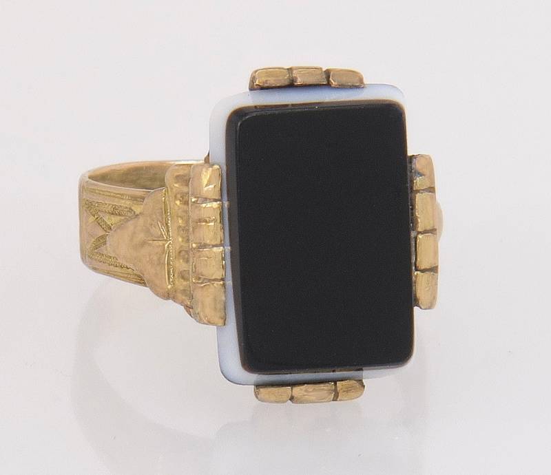 Antiker 14K Gelbgold Schwarz & Weiß Geschichteter Sardonyx Art Deco Dinner Ring Gr. 6 von EstateAntiqueJewelry