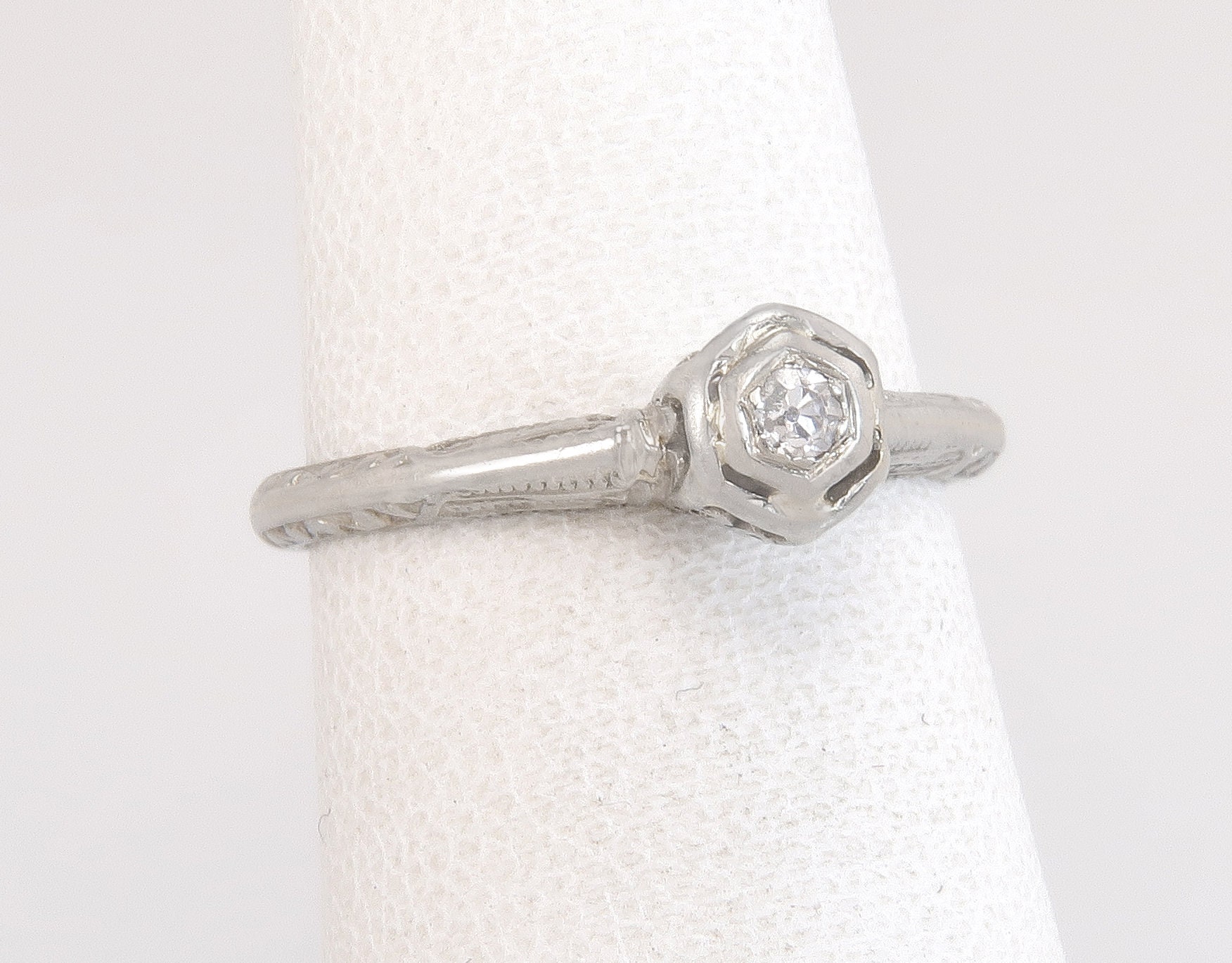 Antiker 18K Weißgold-Filigraner .03Ct Echter Diamant-Verlobungsring Größe 5 von EstateAntiqueJewelry