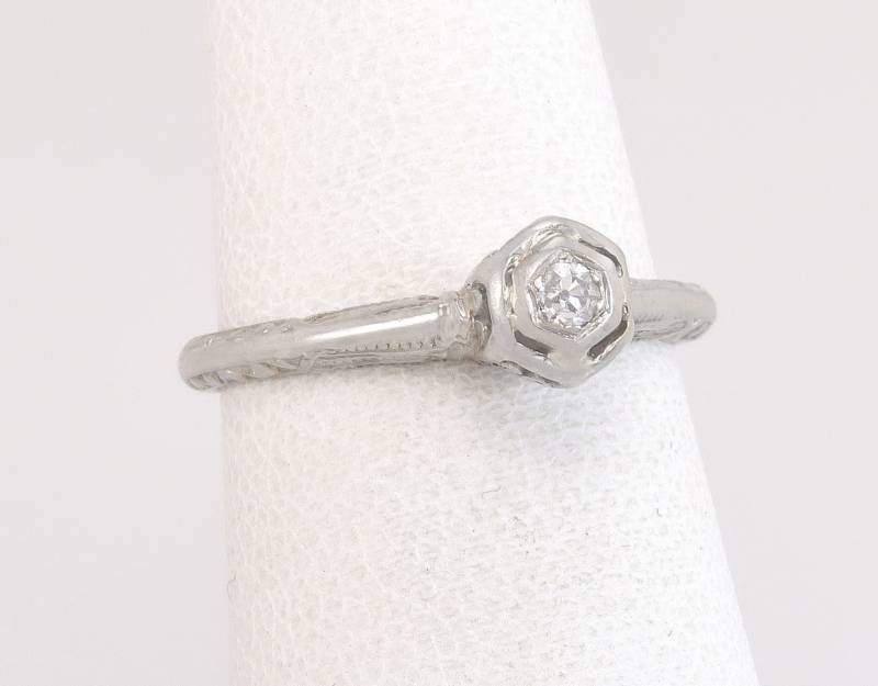 Antiker 18K Weißgold-Filigraner .03Ct Echter Diamant-Verlobungsring Größe 5 von EstateAntiqueJewelry