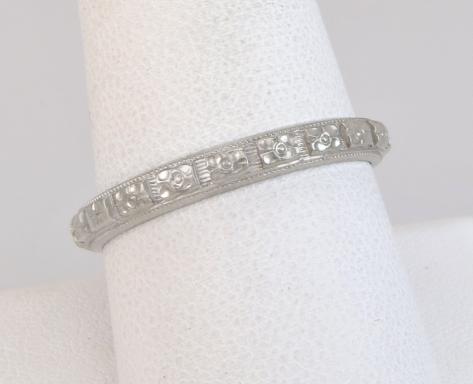 Antiker Art Deco 18K Weißgold Gravierte Blumen Eternity Bandring Herren Größe 10 von EstateAntiqueJewelry