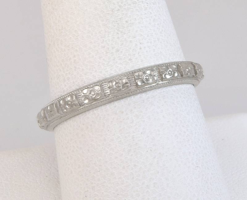 Antiker Art Deco 18K Weißgold Gravierte Blumen Eternity Bandring Herren Größe 10 von EstateAntiqueJewelry