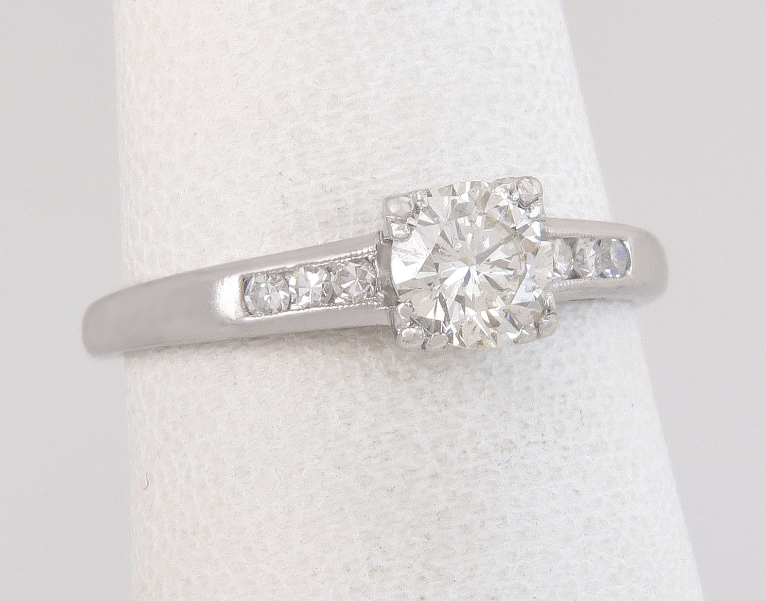 Antiker Art-Deco-Platin .55Ct Echter Diamant Verlobungsring 1937 Größe 5, 75 von EstateAntiqueJewelry