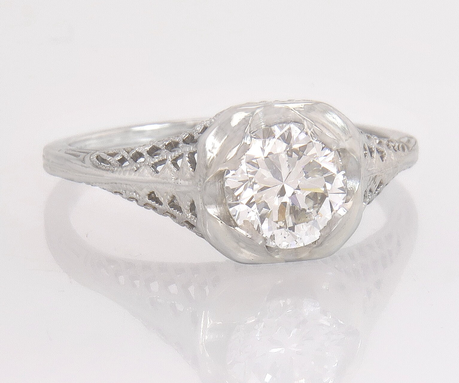 Antiker Gia-Zertifizierter .94Ct Diamant 18K Weißgold Art-Deco-Verlobungsring von EstateAntiqueJewelry