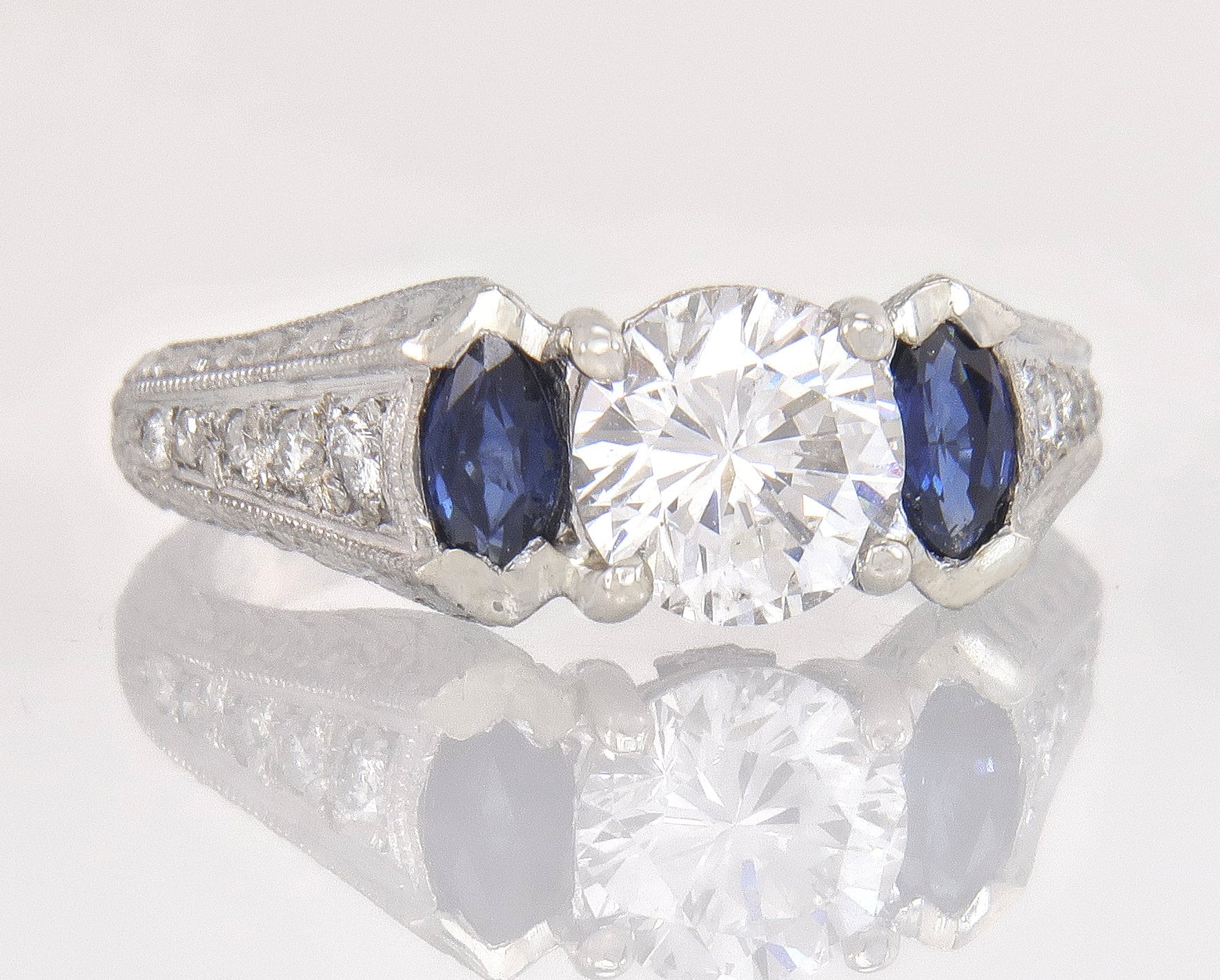 Antiker Gia-Zertifizierter 1, 55 Ct F Si2 Diamant Und Saphir 18K Gold-Verlobungsring von EstateAntiqueJewelry