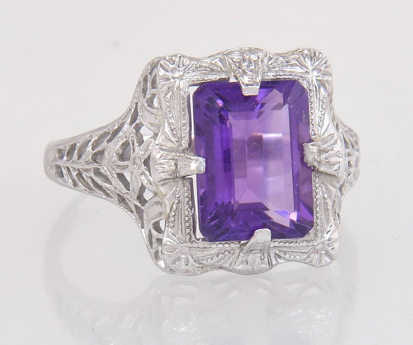 Antiker Nachlass, Art Deco Blumen 10K Weißgold 2.00Ct Amethyst Ring Größe 4, 5 von EstateAntiqueJewelry