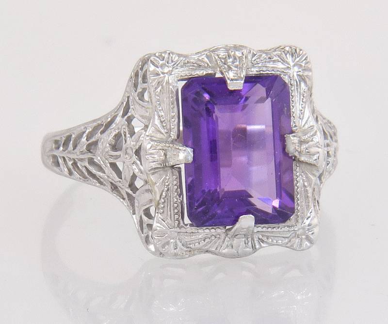 Antiker Nachlass, Art Deco Blumen 10K Weißgold 2.00Ct Amethyst Ring Größe 4, 5 von EstateAntiqueJewelry