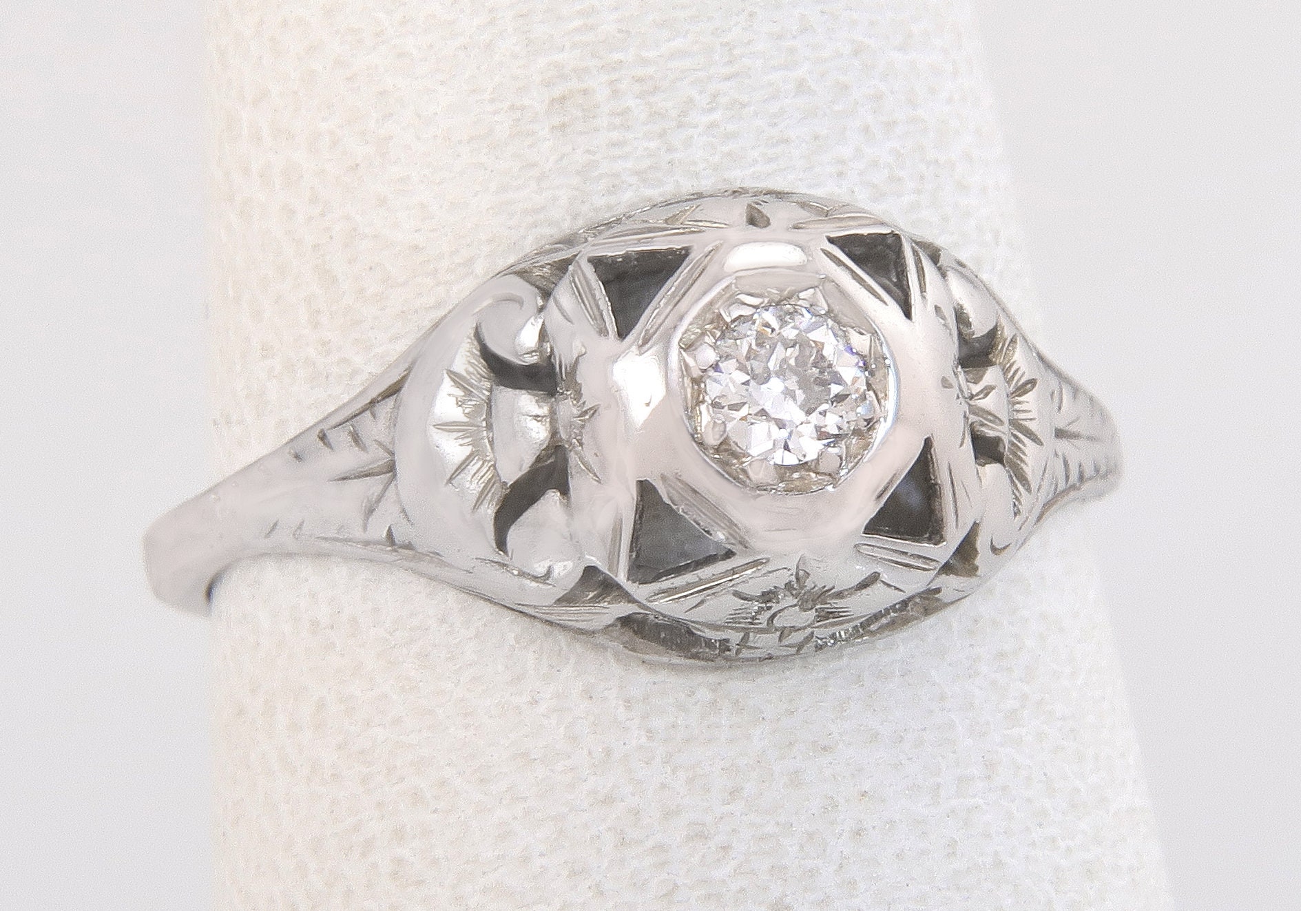Antique .08Ct Diamant 14K Weißgold Art Deco Solitaire Verlobungsring Größe 7 von EstateAntiqueJewelry
