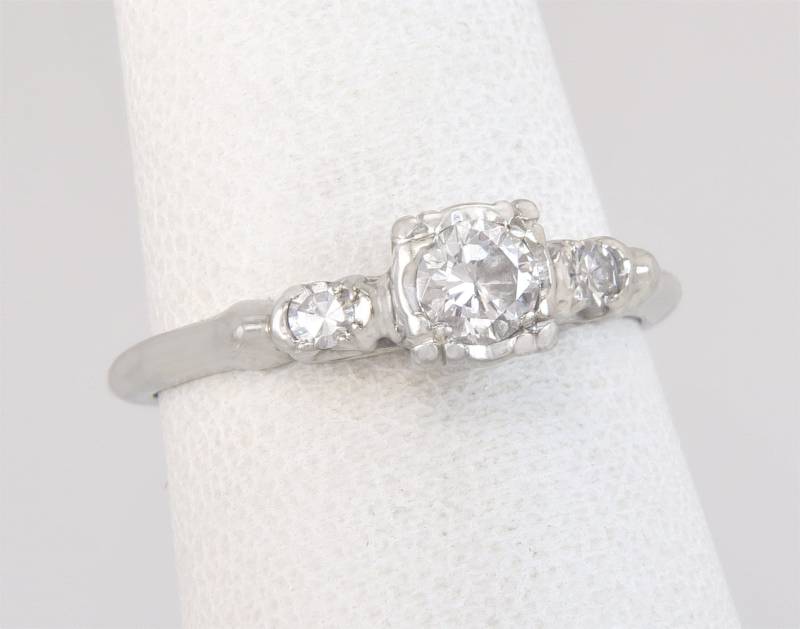 Antique Andenken .29Ct Echter Diamant 750 Gold Art-Deco-Verlobungsring Sz 6, 25 von EstateAntiqueJewelry