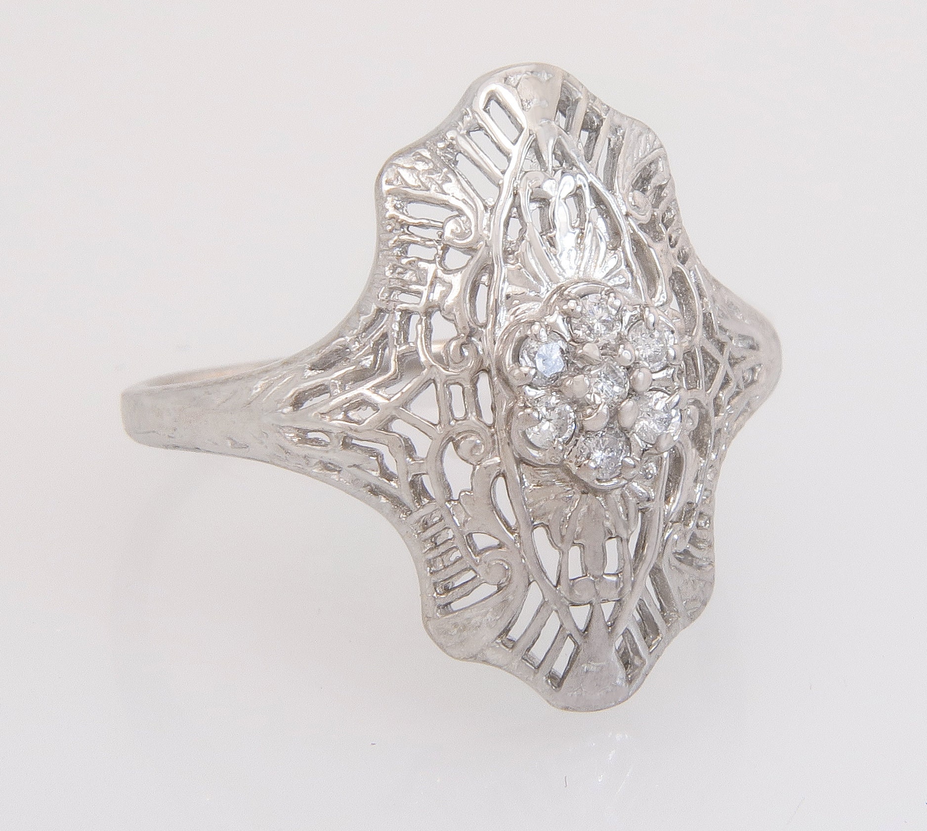 Antique Magic Glo .14Ct Genuine Diamond 10K Weißgold Dinner Ring Größe 6 von EstateAntiqueJewelry