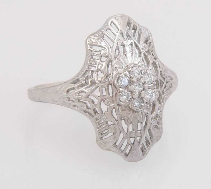 Antique Magic Glo .14Ct Genuine Diamond 10K Weißgold Dinner Ring Größe 6 von EstateAntiqueJewelry