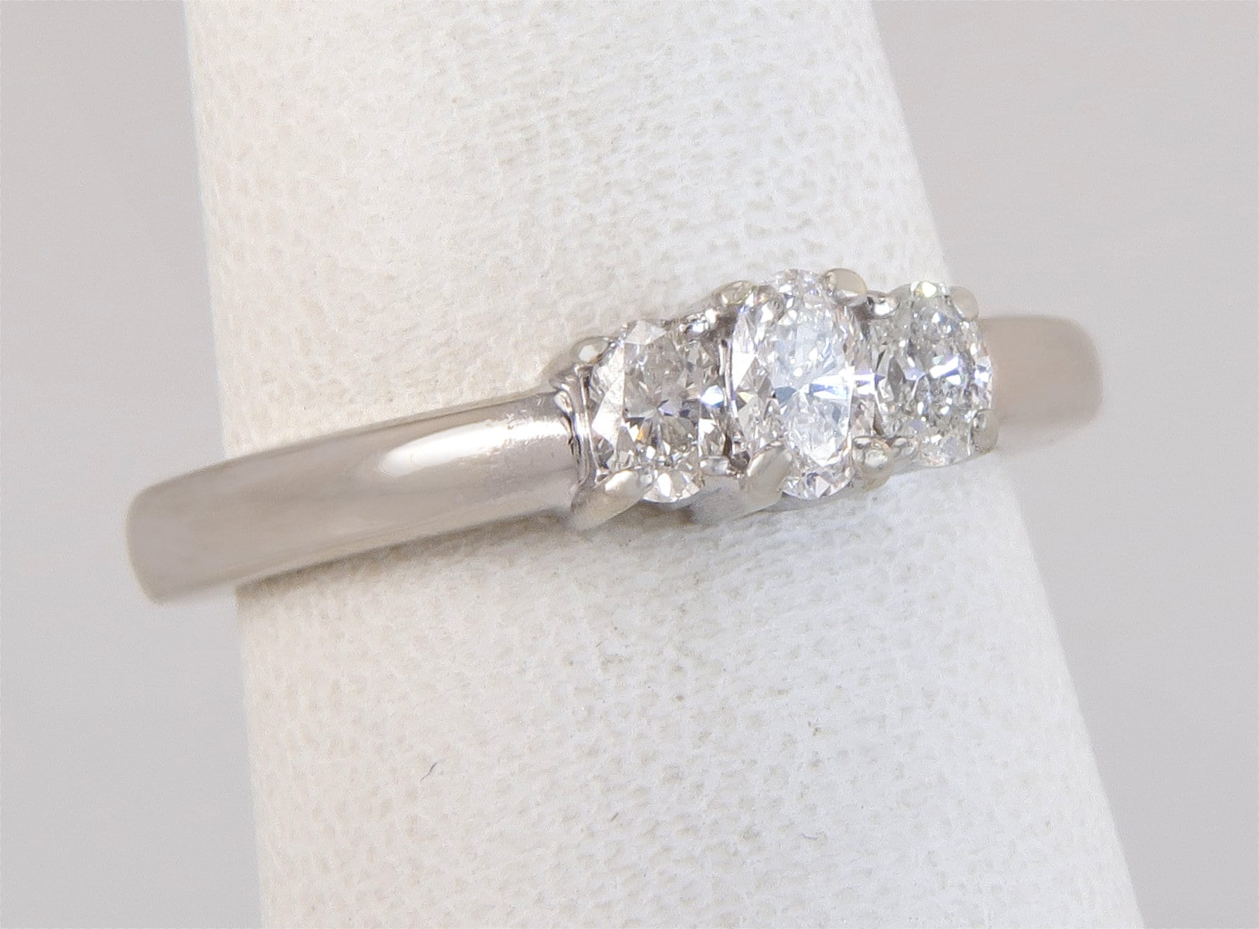 Designer 14K Weißgold .50Ct Echter Diamant Verlobung 3 Stein Ring Größe 6, 5 von EstateAntiqueJewelry