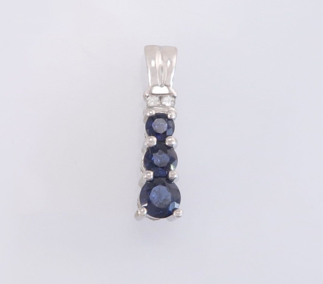 Designer Estate 10K Weißgold .50Ct Echter Diamant & Blauer Saphir Anhänger von EstateAntiqueJewelry