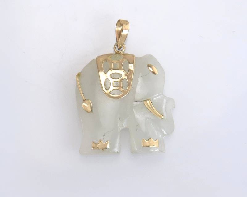 Nachlass 10K Gelbgold Handgeschnitzt Hellgrün Jade Elefant Anhänger von EstateAntiqueJewelry