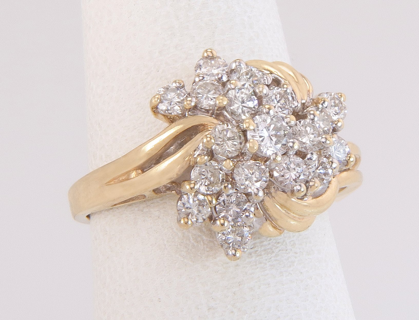 Nachlass 14K Gelbgold .75Ct Echte Diamant-Cluster-Verlobungsring Größe 6 von EstateAntiqueJewelry
