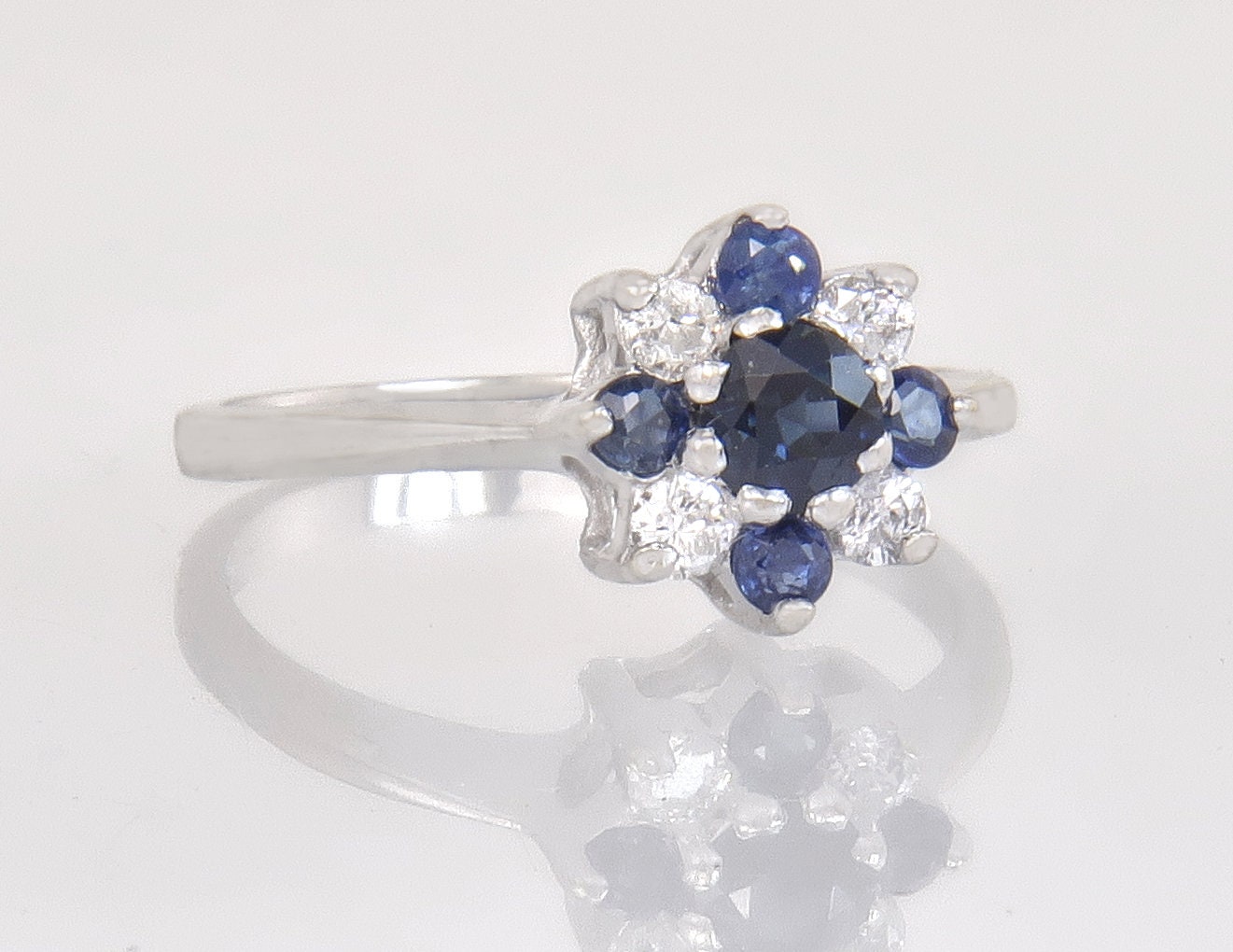 Nachlass 14K Weißgold .55Ct Echte Diamant & Saphir Verlobungsring Größe 5, 75 von EstateAntiqueJewelry