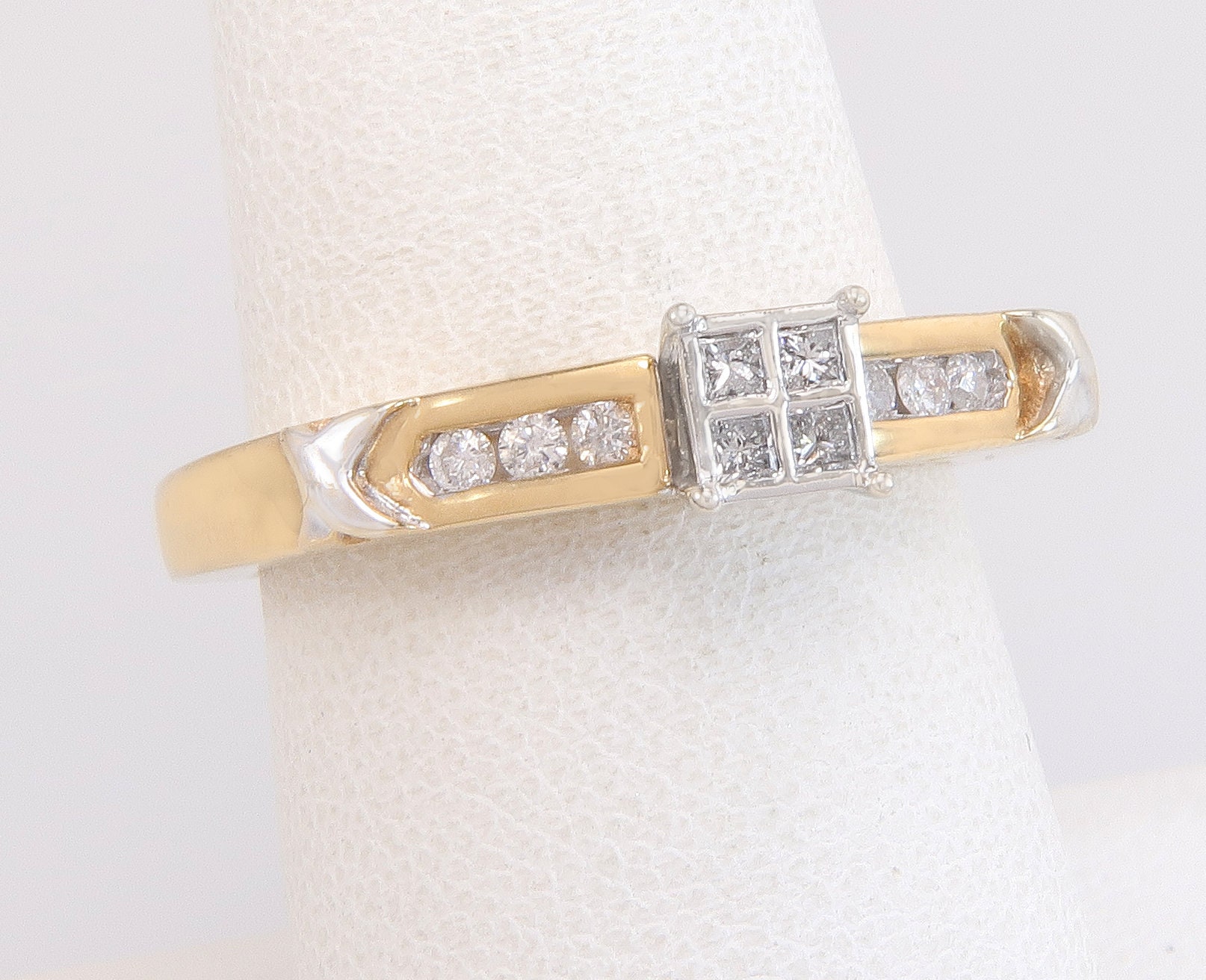 Nachlass 14K Zweifarbiges Gold .32Ct Princess & Round Cut Diamant Bandring Größe 7, 75 von EstateAntiqueJewelry