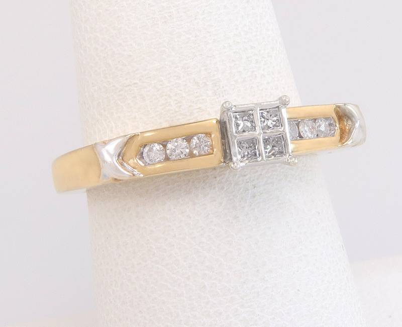 Nachlass 14K Zweifarbiges Gold .32Ct Princess & Round Cut Diamant Bandring Größe 7, 75 von EstateAntiqueJewelry