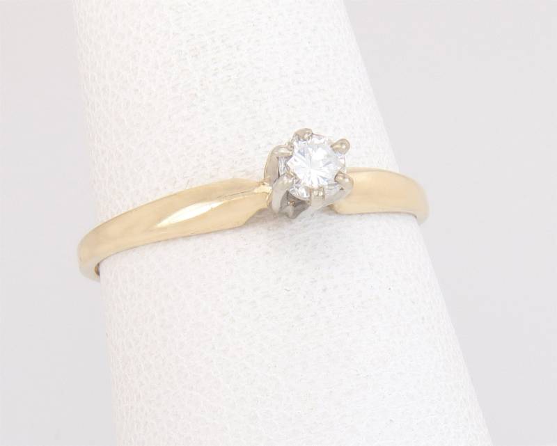 Vintage Gut .15Ct Diamant 14K Gelbgold Solitär Verlobungsring Größe 7, 5 von EstateAntiqueJewelry