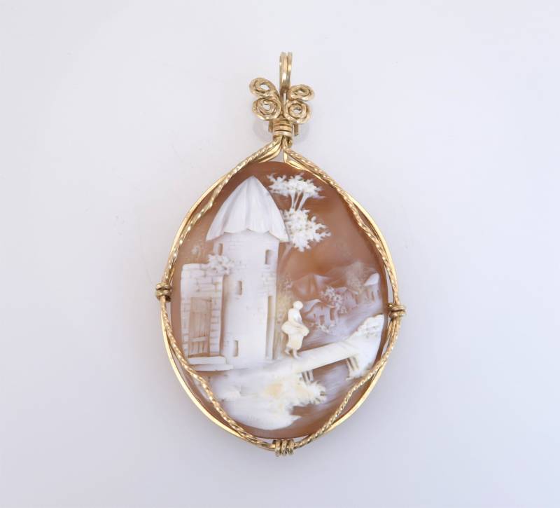 Vintage Handgeschnitzt Braun & Weiß Kamee 14K Gelbgold Anhänger Wasser Szene von EstateAntiqueJewelry