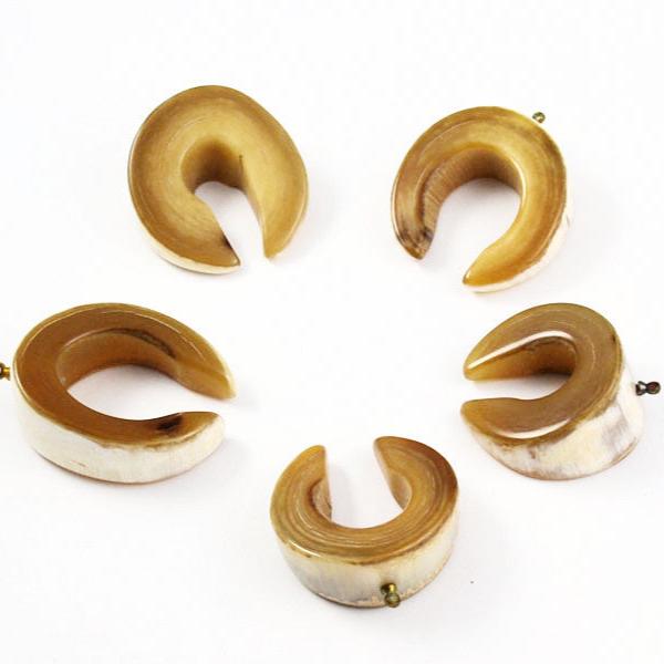 Horn Hufeisen Anhänger Unisex Hand Geschnitzt Goldene Braun Lucky Amulette Doppel Horn Hufeisen Anhänger Unisex Hand Geschnitzt Goldene Braun Lucky Amulette Doppel von EstateBead