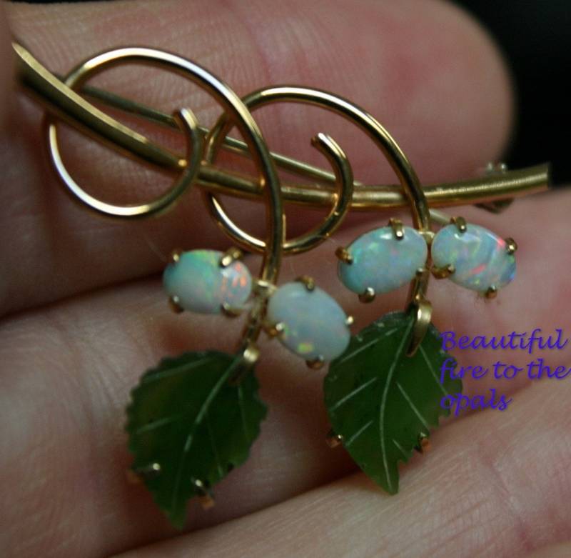 Vintage Krementz Brosche Opalglas & Geschnitzte Jade, Walzgold Vintage Krementz Brosche Opalglas & Geschnitzte Jade, Walzgold von EstatelyAntiques