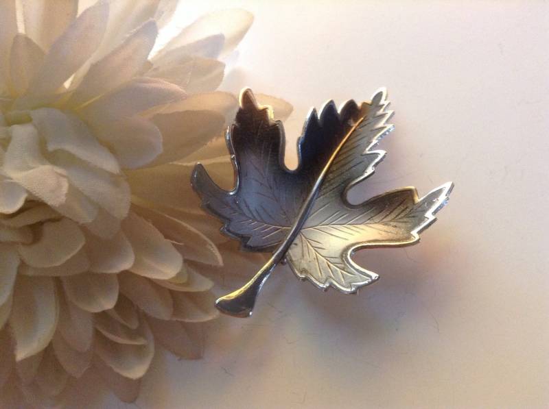 Ahornblatt Pin Brosche Vintage Silber Schwarz Herbst Kostüm Schmuck Lehrerin Gastgeberin Geschenk Botanik Hochzeit Blumenstrauß Natur Metallschmuck Ahornblatt Pin Brosche Vintage Silber Schwarz Herbst Kostüm Schmuck Lehrerin Gastgeberin Geschenk Botanik Hochzeit Blumenstrauß Natur Metallschmuck von EstatementTreasures