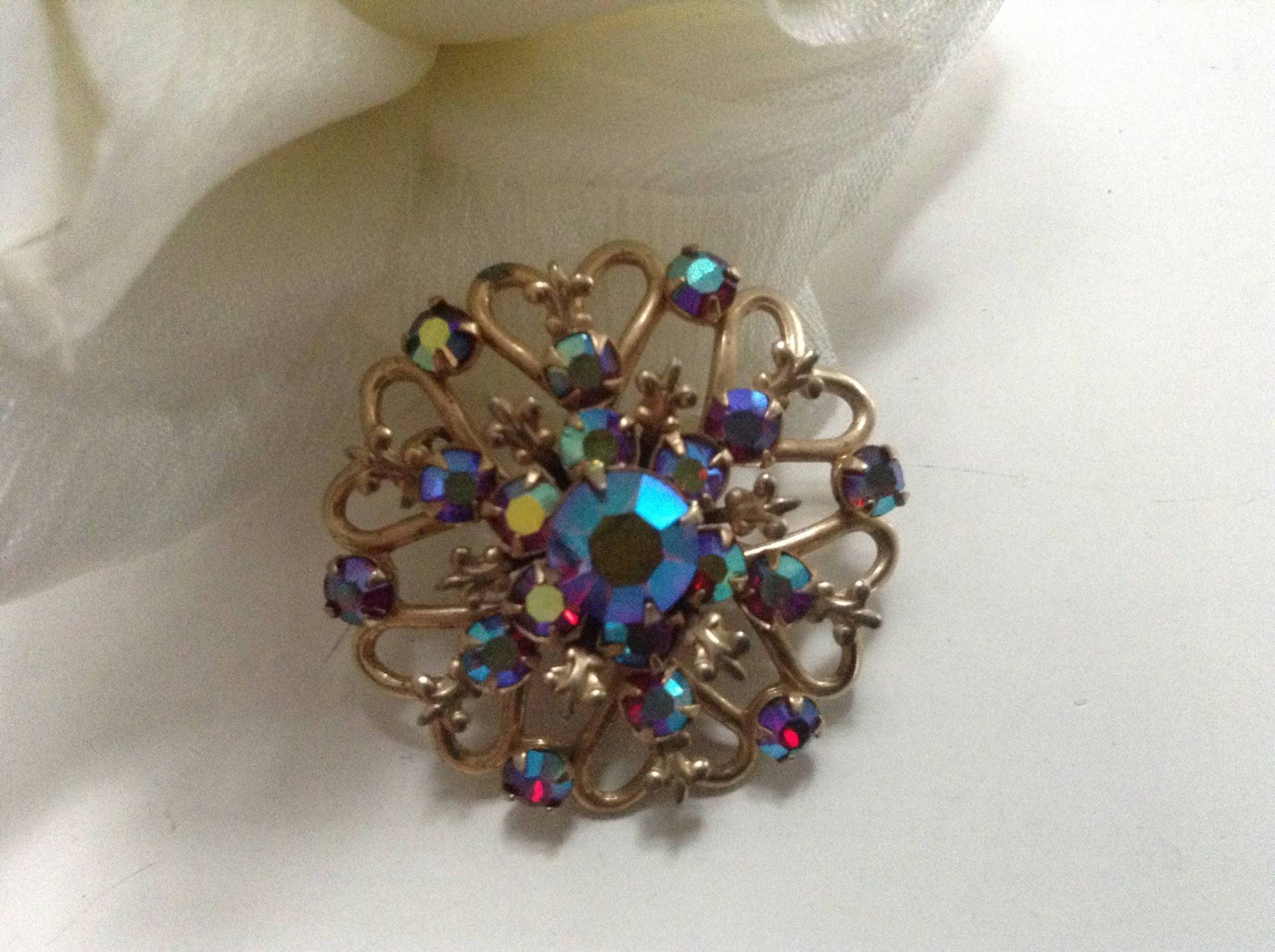 Aurora Borealis Brosche Pin "Something Blue" Herz Wassermelone Strasssteine Kreis Tiered Brautstrauß Schleier Brautjungfer Ring Kissen Dekor." Aurora Borealis Brosche Pin "Something Blue" Herz Wassermelone Strasssteine Kreis Tiered Brautstrauß Schleier Brautjungfer Ring Kissen Dekor." von EstatementTreasures