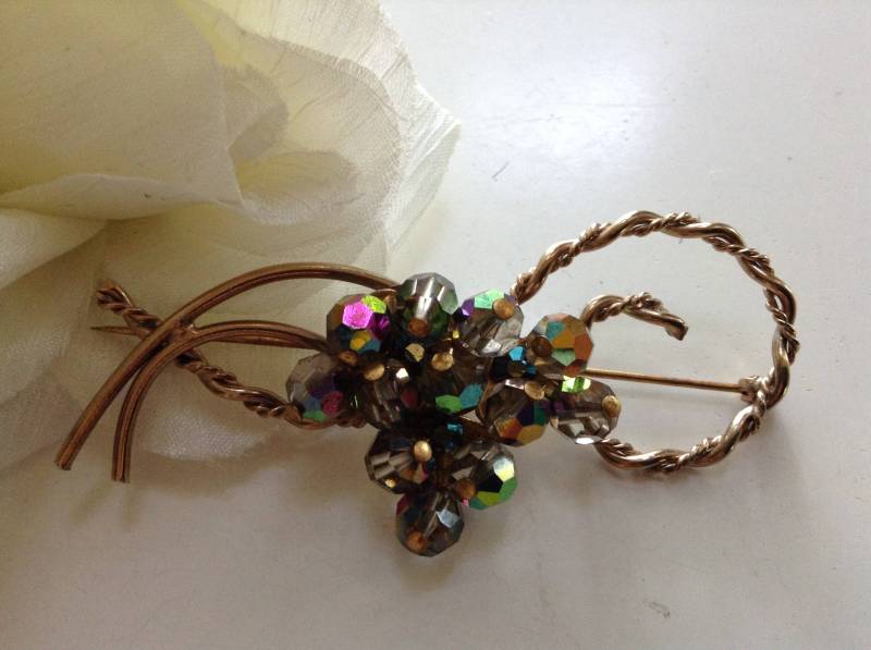 Aurora Borealis Traube Brosche Pin Alte Wassermelone Strasssteine Roping Vine Ribbon Tiered Brautstrauß Schleier Brautjungfer Ring Kissen Dekor von EstatementTreasures