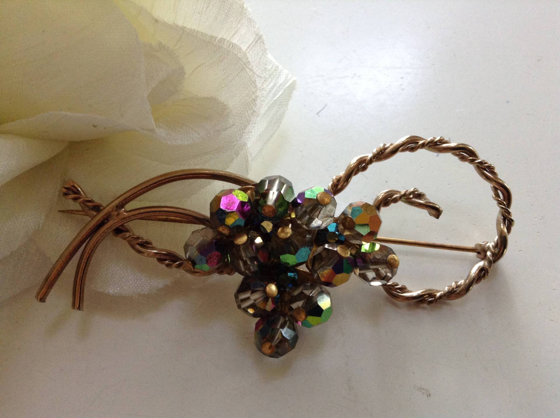 Aurora Borealis Traube Brosche Pin Alte Wassermelone Strasssteine Roping Vine Ribbon Tiered Brautstrauß Schleier Brautjungfer Ring Kissen Dekor Aurora Borealis Traube Brosche Pin Alte Wassermelone Strasssteine Roping Vine Ribbon Tiered Brautstrauß Schleier Brautjungfer Ring Kissen Dekor von EstatementTreasures