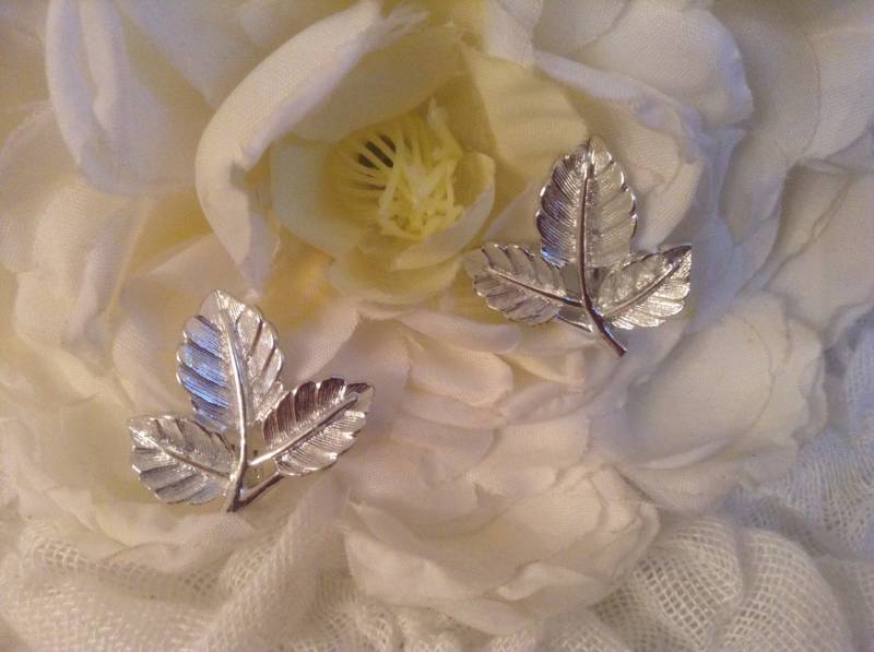 Blatt Ohrringe Sarah Coventry Clip-Ons Silberfarben Klassisch Herbst Romantisch Brautschmuck Hochzeit Muttertag Geschenk Abschlussball Sammlerstück von EstatementTreasures