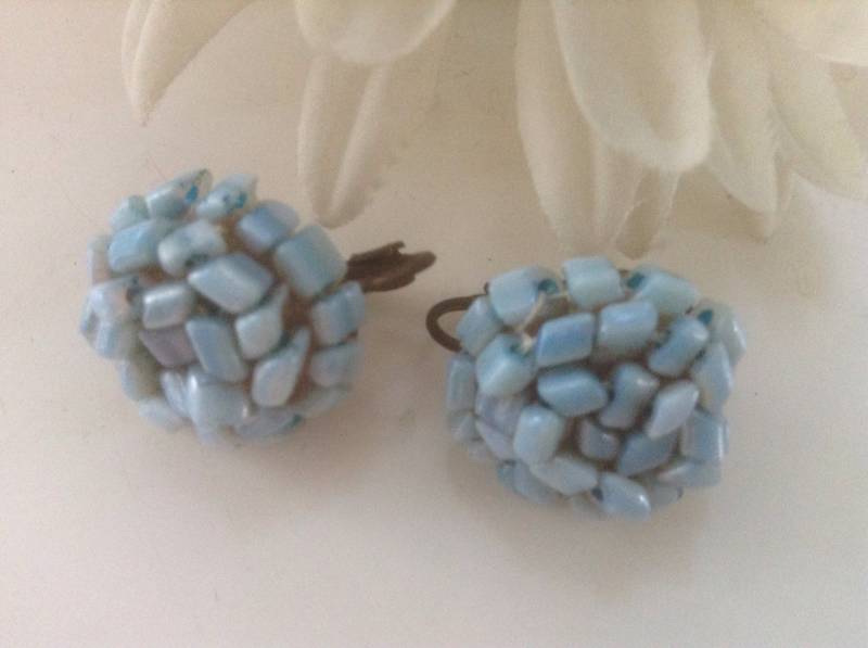 Blaue Stein Perle Ohrclips Vintage Baby Knopfperlen Perlen Sommer Handgefädelt Cottage Chic Blaue Stein Perle Ohrclips Vintage Baby Knopfperlen Perlen Sommer Handgefädelt Cottage Chic von EstatementTreasures