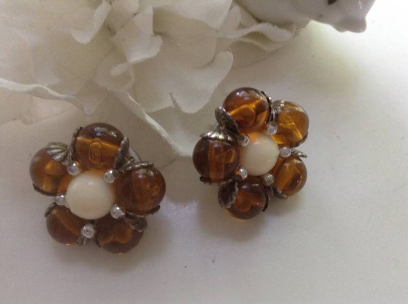 Braun Cluster Bead Ohrringe Clip Ons Root Beer Bernstein Weiß Lucite Kunststoff Herbst Runde Große Vintage Festliche Klassisch Cottage Chic Geschenk von EstatementTreasures
